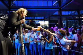 Wethouder Schreurs pakt een biertje. Foto | Bart van Overbeeke