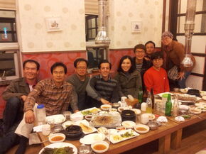 Dinertje met collega’s. Typische tafelbedekking na een Korean Barbecue, met de afvoerbuizen en de vele bijgerechten (banchan).