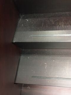 Donkere trappen, zonder contrast, die lastig zichtbaar zijn voor slechtzienden. Foto | Dienst Huisvesting Donkere trappen, zonder contrast, die lastig zichtbaar zijn voor slechtzienden. Foto | Dienst Huisvesting