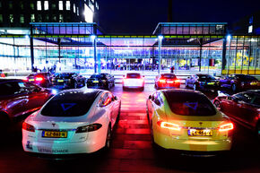 Een colonne van Tesla's bracht STORM thuis. Foto | Bart van Overbeeke