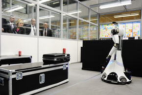 Minister Jet Bussemaker bij zorgrobot AMIGO. Foto | Bart van Overbeeke Minister Jet Bussemaker bij zorgrobot AMIGO. Foto | Bart van Overbeeke