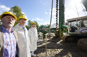 Hans van Duijn (midden) en FOM-directeur Wim van Saarloos. Foto | Bart van Overbeeke