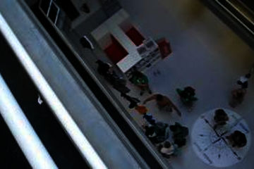 Een zo lang mogelijke lijn van kledingstukken maken bij Biomedische Technologie tijdens de Intro 2012 (Technische Universiteit ...