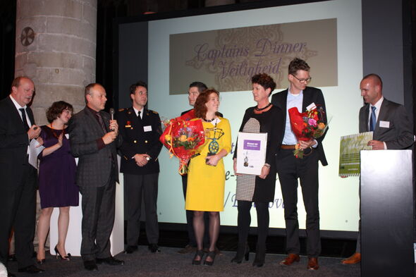 Yvonne de Kort (in gele jurk) tijdens de uitreiking van de prijs. Yvonne de Kort (in gele jurk) tijdens de uitreiking van de prijs.