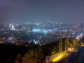 Uitzicht op Seoul vanaf de Namsan Tower, die op een berg midden in de grote metropool staat.