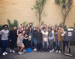 (Bijna) de hele klas. Absenten worden gehaast uitgeprint en op bezemstelen geplakt.